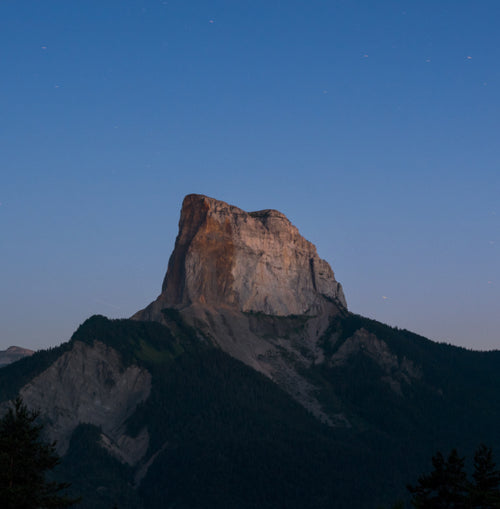 Image d’une montagne et ciel bleu au moment du coucher du soleil