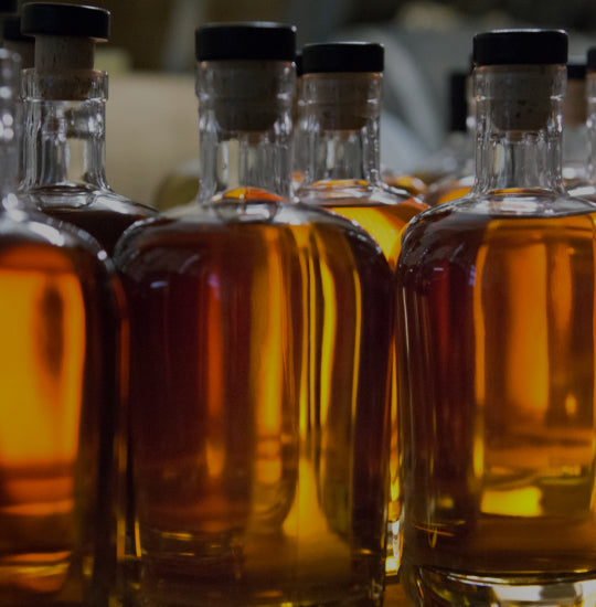 Image de plusieurs bouteilles du whisky du Domaine de Hautes Glaces