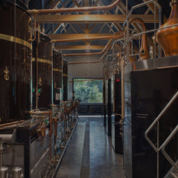 Image d’une distillerie avec la fenêtre au fond